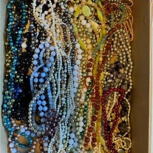 Pearls and Presious Stone Necklaces Collection